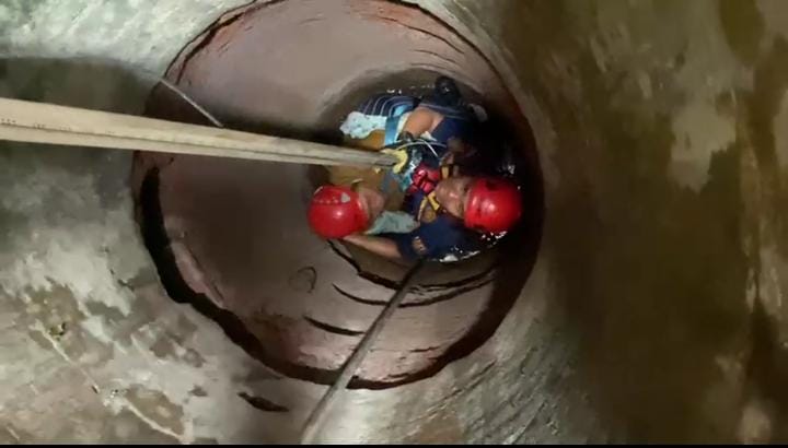 Petugas Damkar Evakuasi Wanita Tercebur Sumur